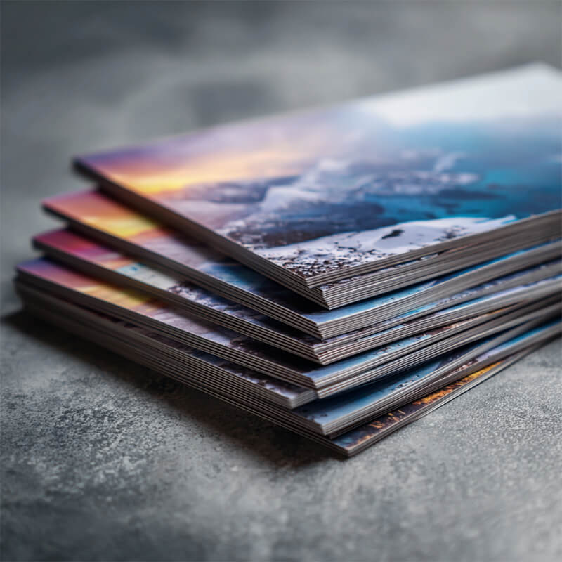 Broschüren auf einem Tisch liegend