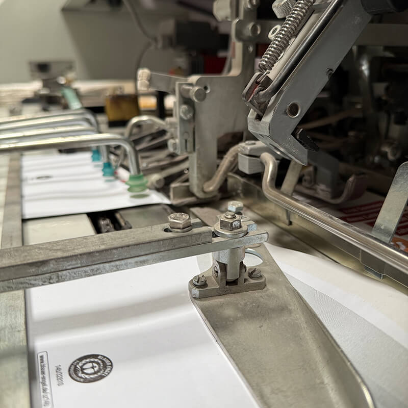 Kuvertiermaschine im Lettershop beim Sortieren von Briefen