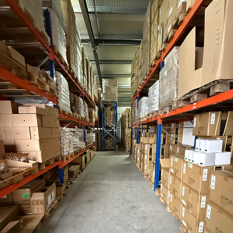 Lager mit Regalen rechts und links und Paketen darin