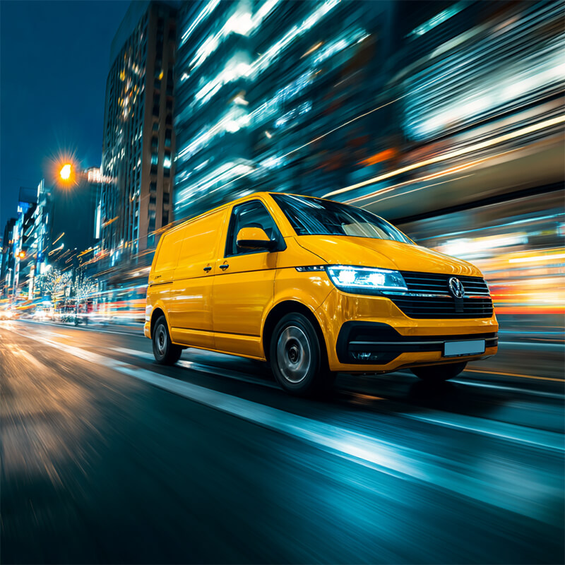 Zustellerfahrzeug auf Großstatdtstraße